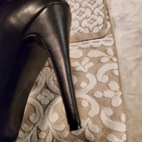 - Alexander McQueen Iconic skull zipper platform stilettos - Picture 9 of 16